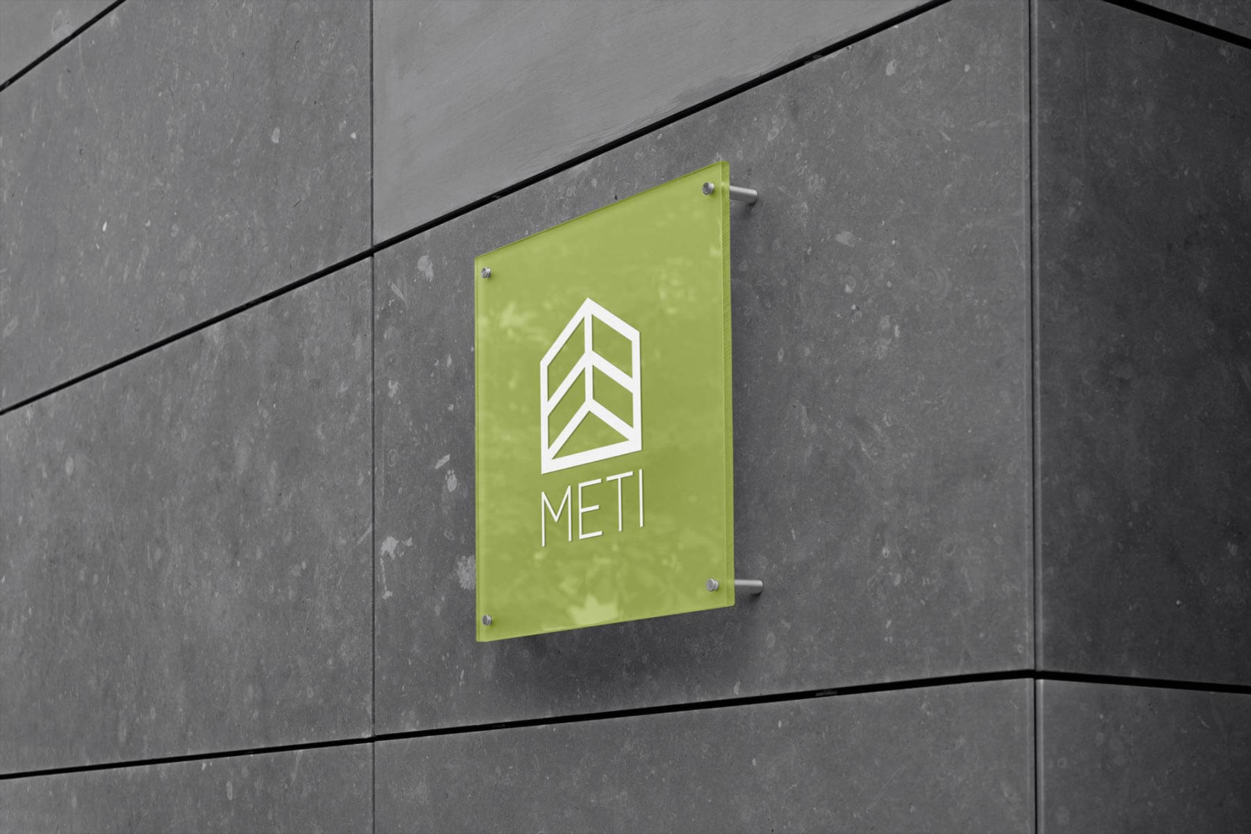 Logo e brand identity di Meti realizzato da SEBA! grafico di Gravellona Toce nel VCO della targa in plexiglass verde con stampa bianca