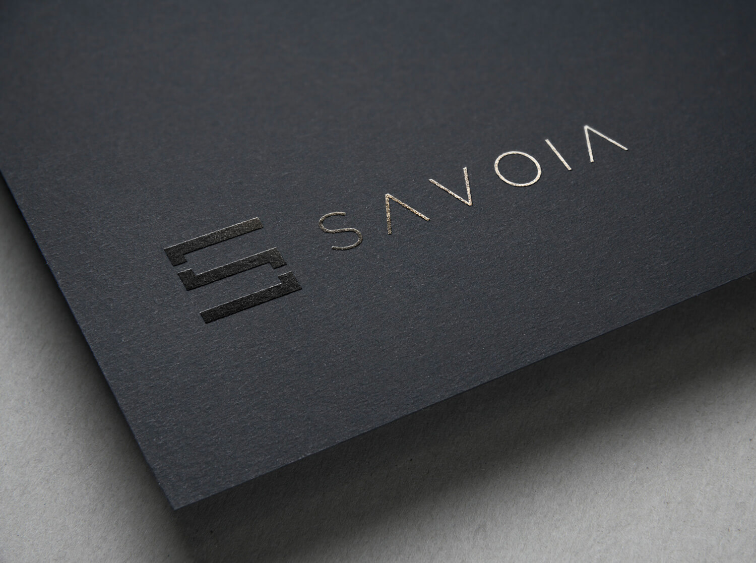 Logo e brand identity di Savoia realizzato da SEBA! grafico di Gravellona Toce nel VCO di marchio lucido su cartelletta nera